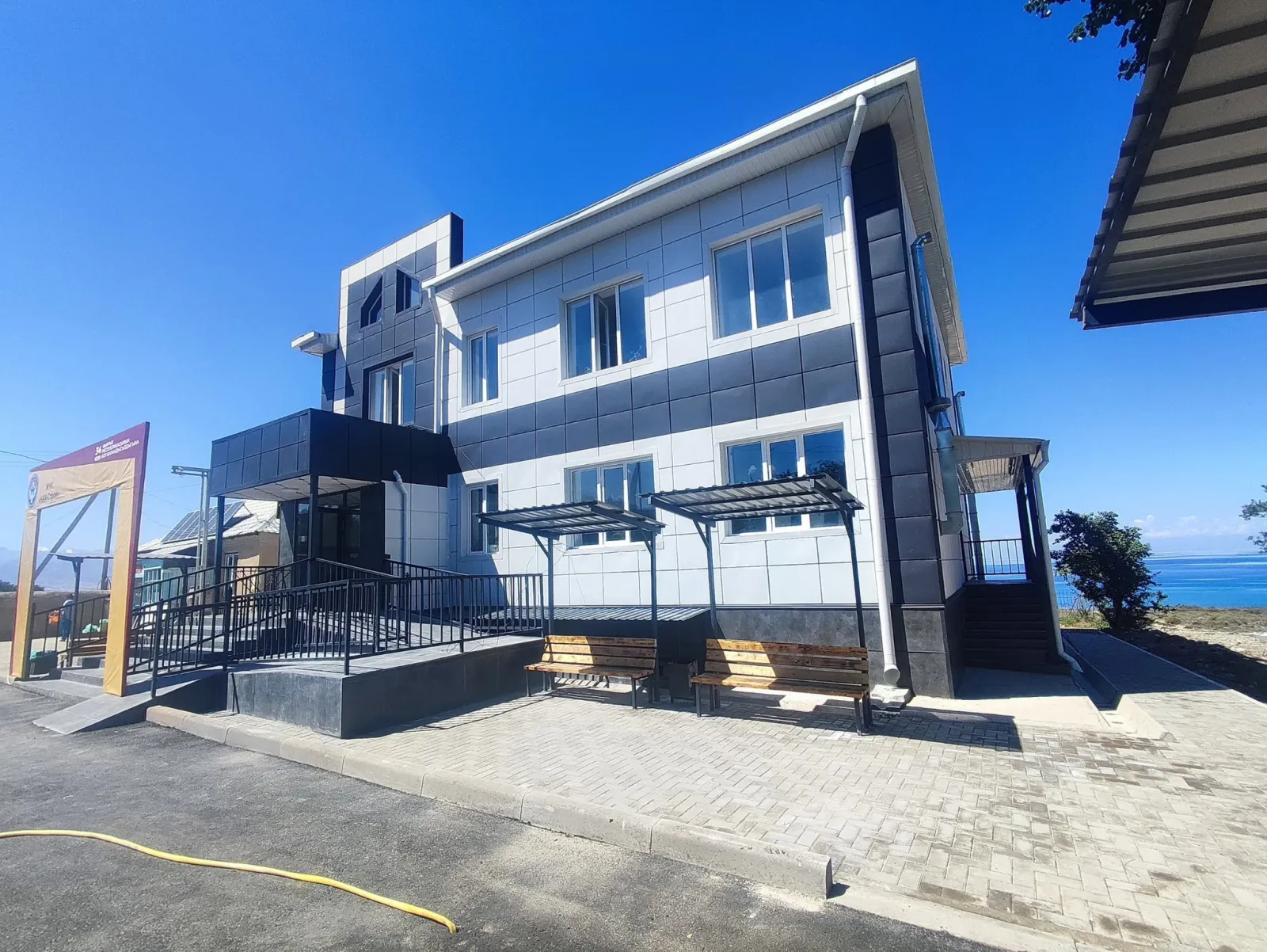 ЖЕТИ-ӨГҮЗ РАЙОНУНУН АК-ТЕРЕК АЙЫЛЫНДА ҮЙ-БҮЛӨЛҮК ДАРЫГЕРЛЕР ТОБУНУН ЖАНЫ ИМАРАТЫ АЧЫЛАТ.