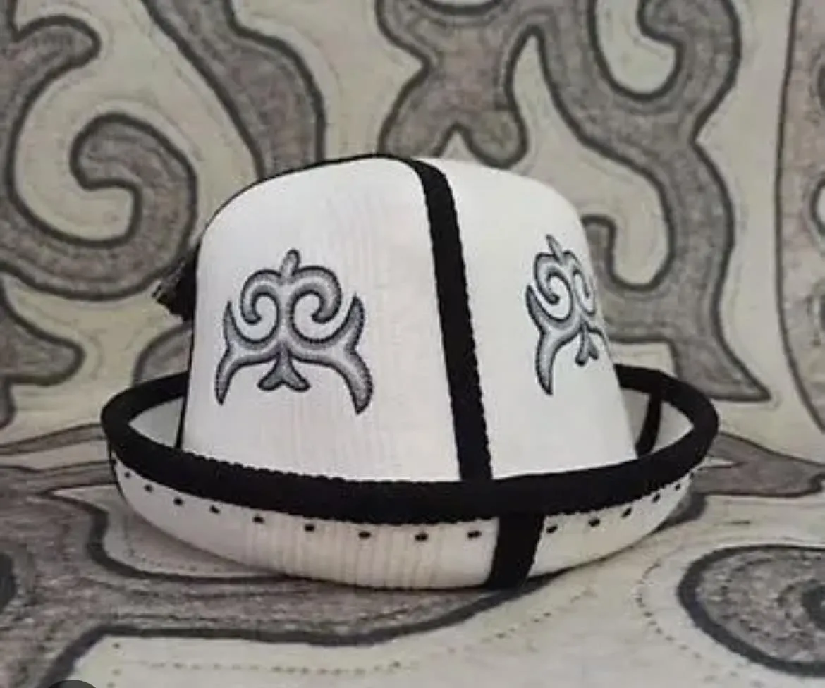 АК КАЛПАК КҮНҮ МЕНЕН КУТТУКТОО.