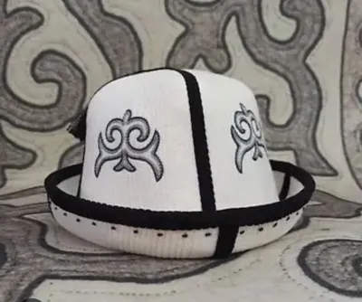 АК КАЛПАК КҮНҮ МЕНЕН КУТТУКТОО.